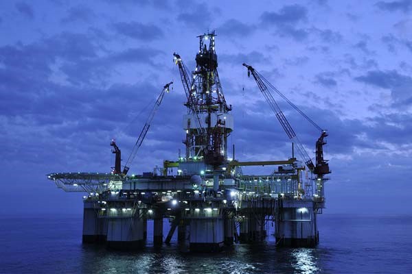 offshore rig istock 000008254986large